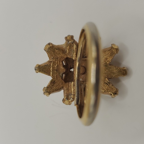 Lot of Five Vintage Costume Rings, Sizes 7-9 (including Trifari) - Picture 11 of 11